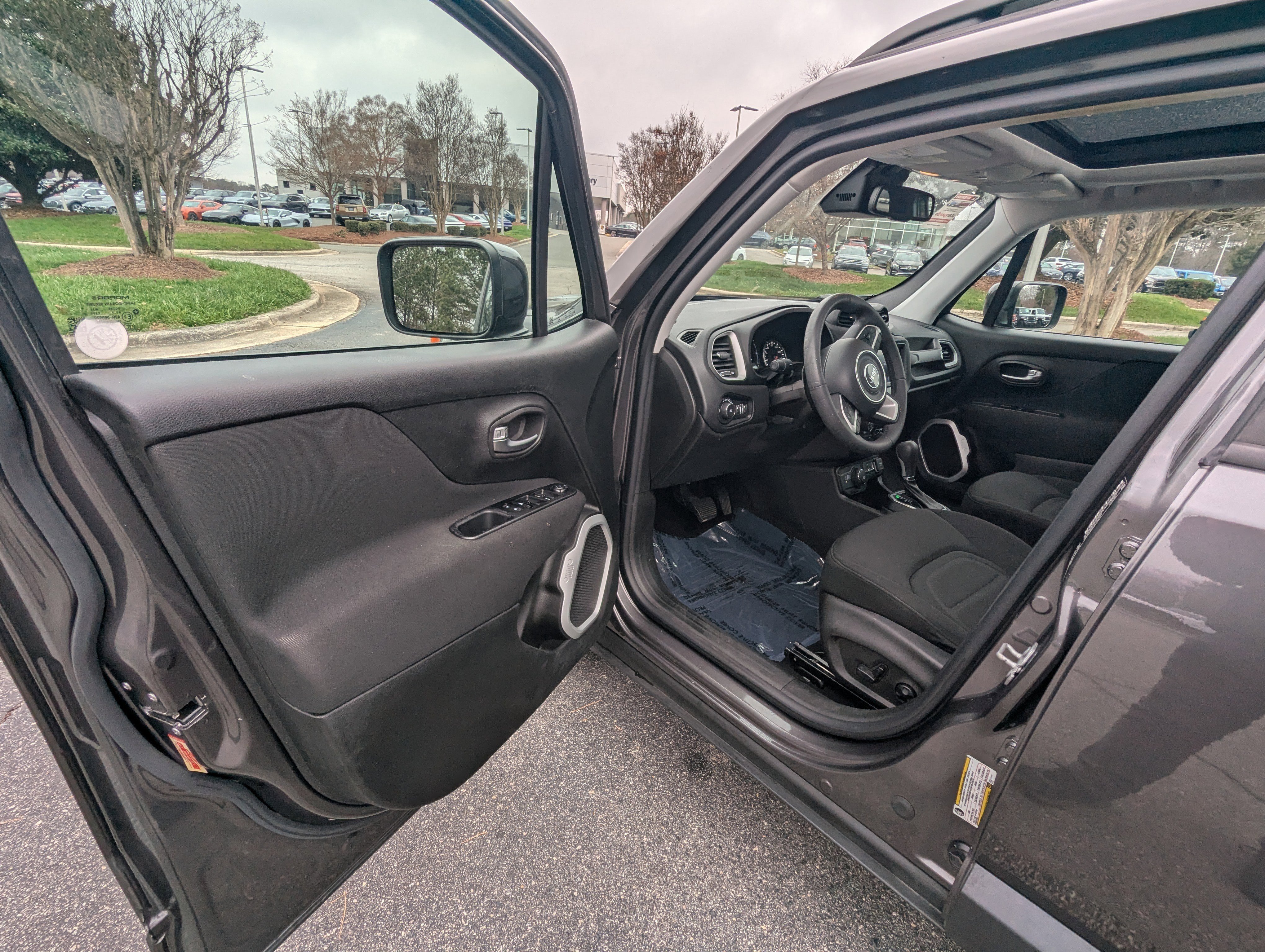 Used 2020 Jeep Renegade Latitude w/ Popular Equipment Group image 8