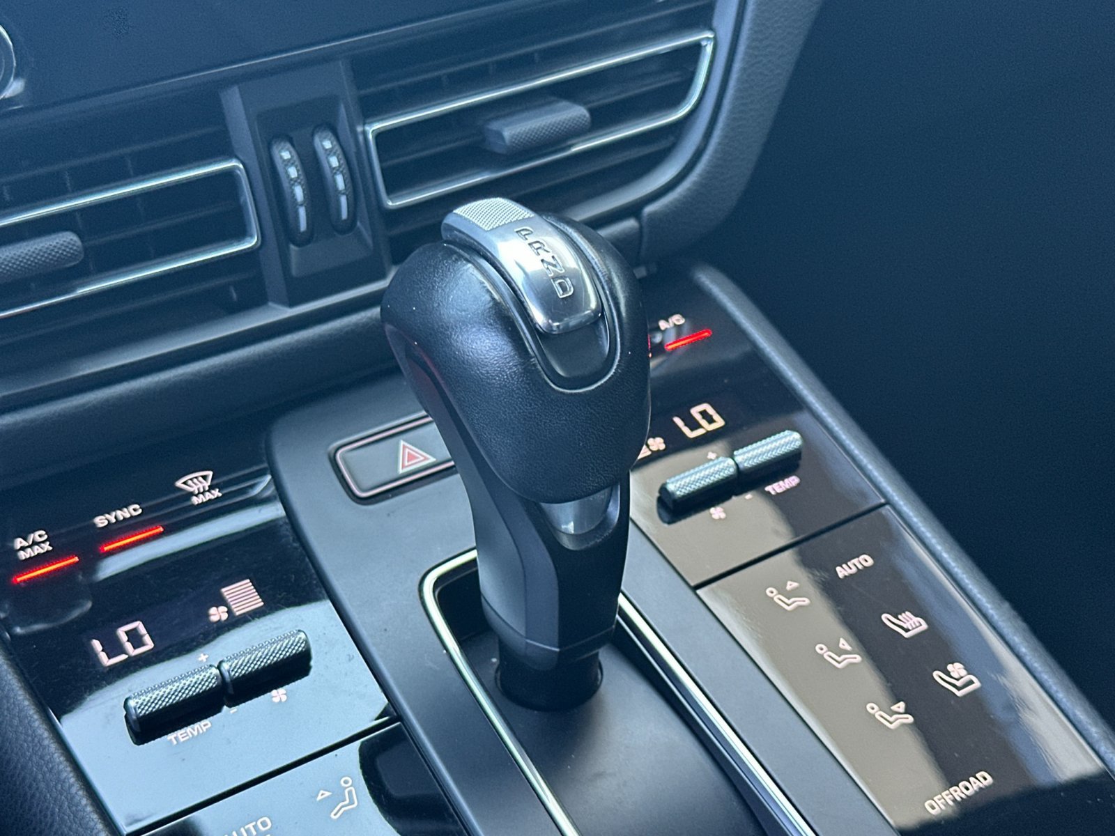 Certified 2023 Porsche Macan AWD/4WD image 19