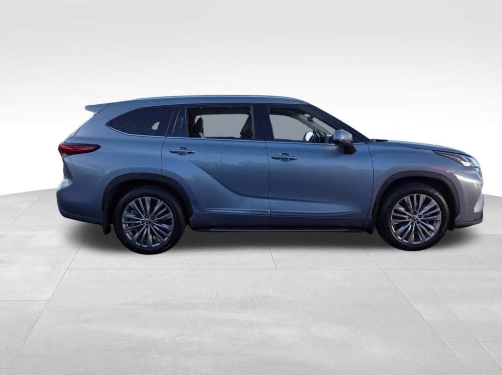 Used 2022 Toyota Highlander Platinum image 3