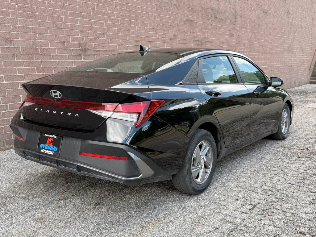 Used 2025 Hyundai Elantra SE FWD image 5