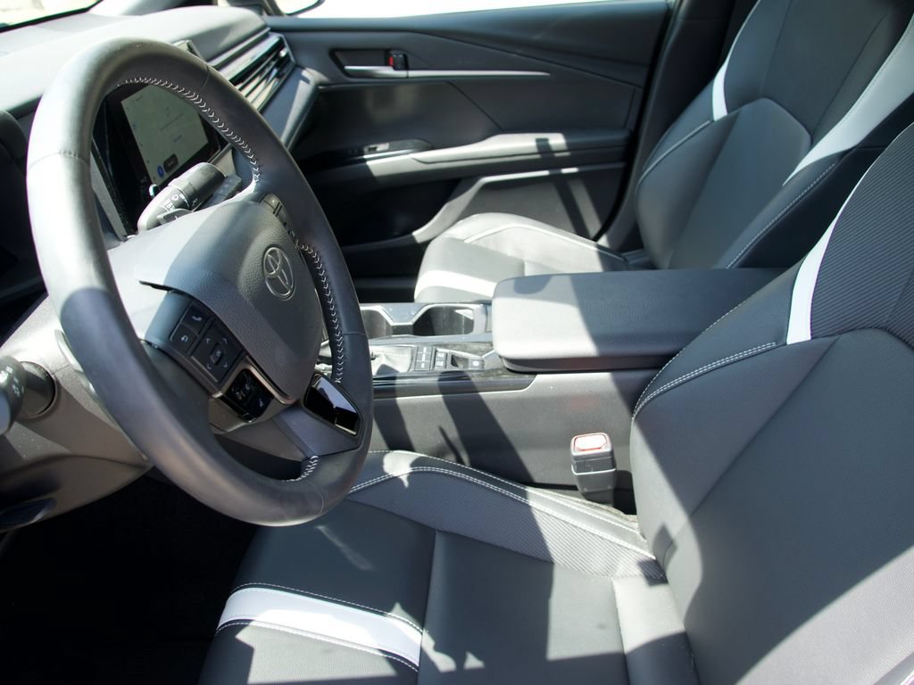 Used 2026 Toyota Camry Hybrid FWD image 18