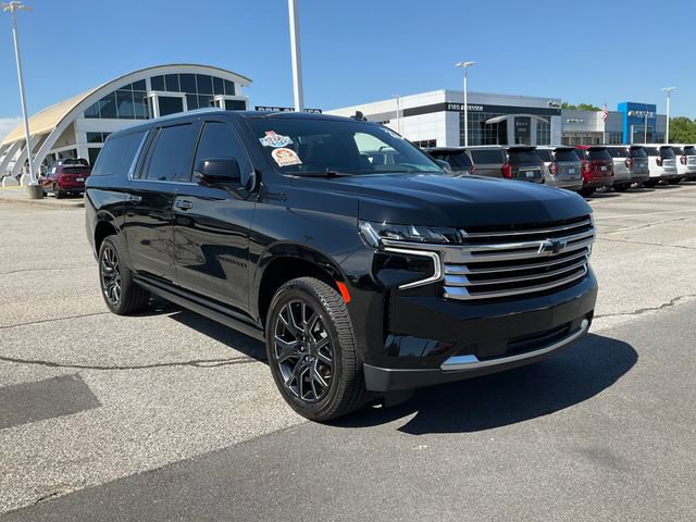 Used 2023 Chevrolet Suburban High Country w/ Premium Package 2 AWD/4WD image 3