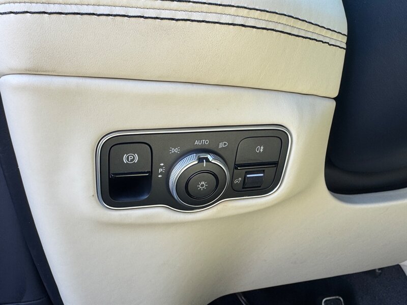 Used 2022 Aston Martin DBX AWD/4WD image 33
