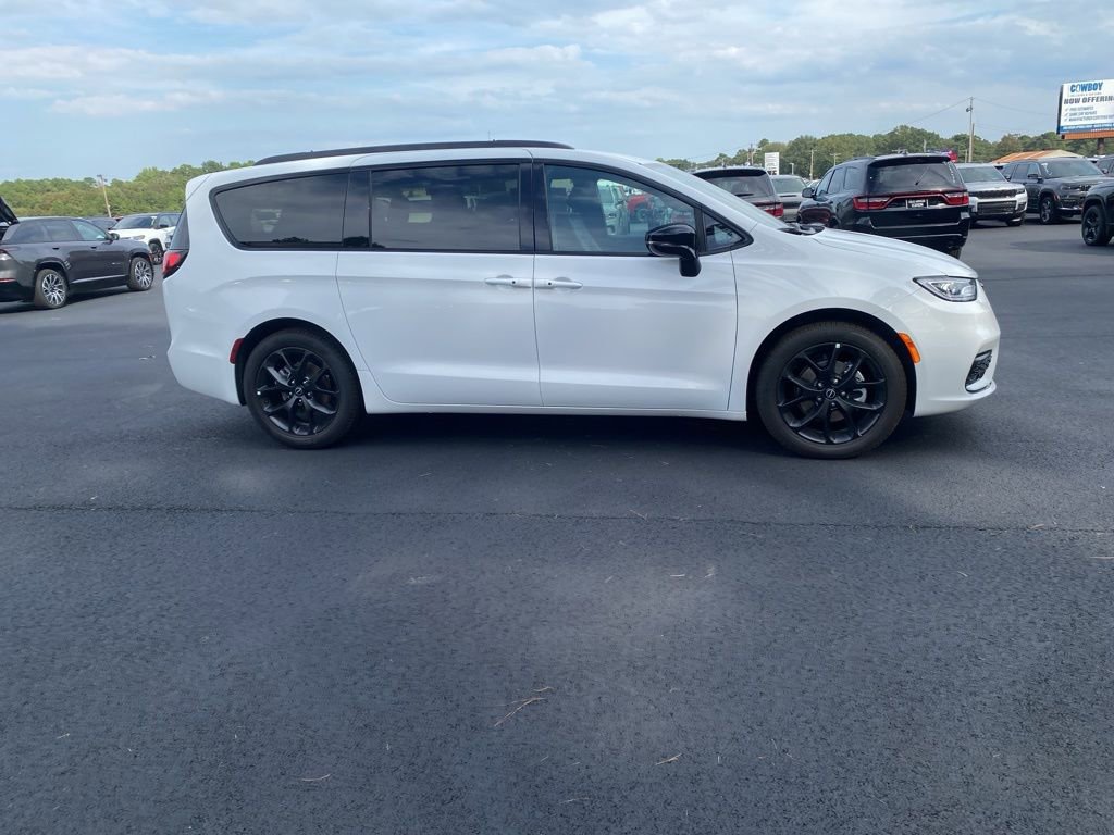 New 2026 Chrysler Pacifica Select w/ S Appearance Package image 4