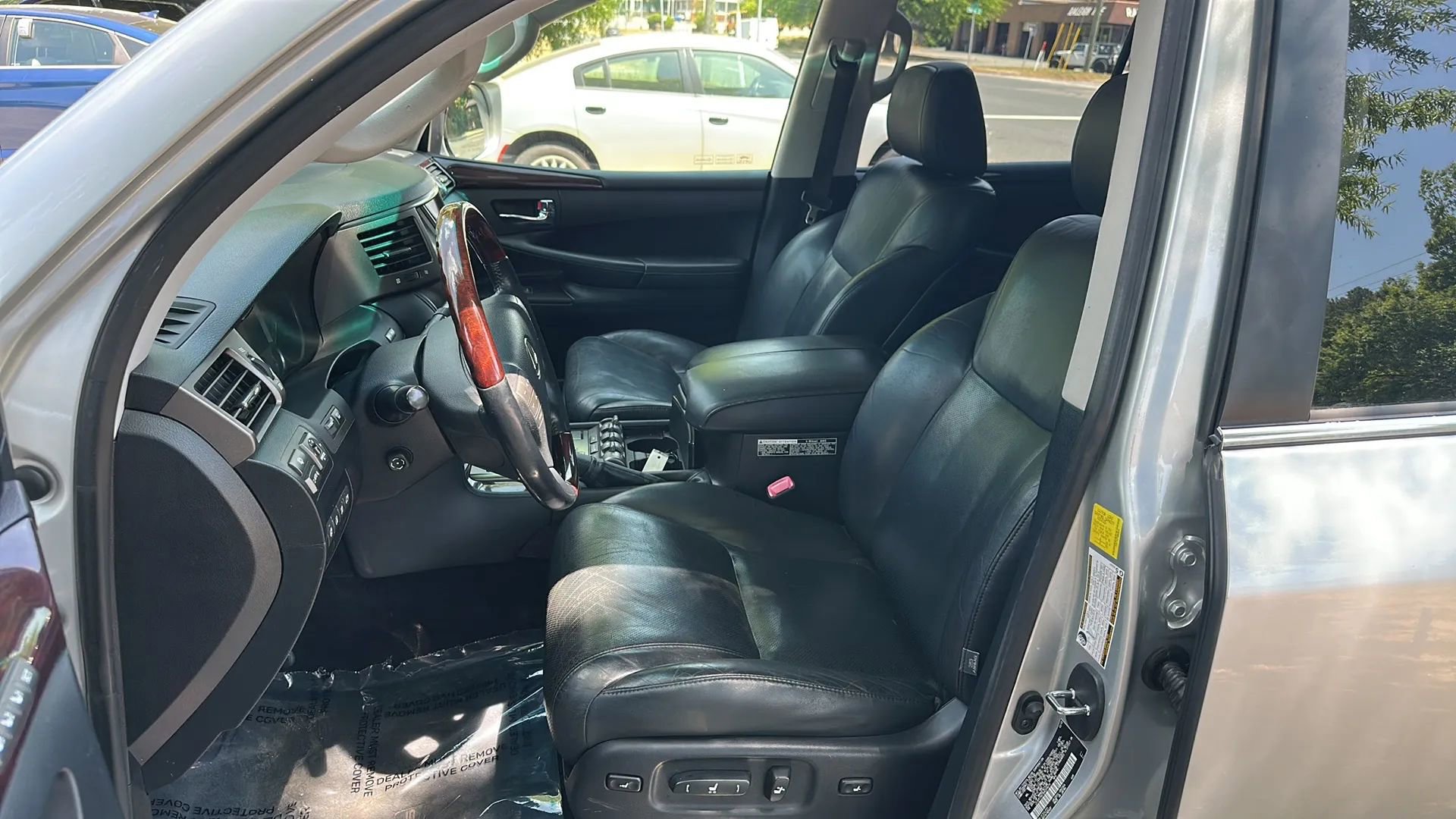 Used 2011 Lexus LX 570 4WD w/ Luxury Pkg image 13