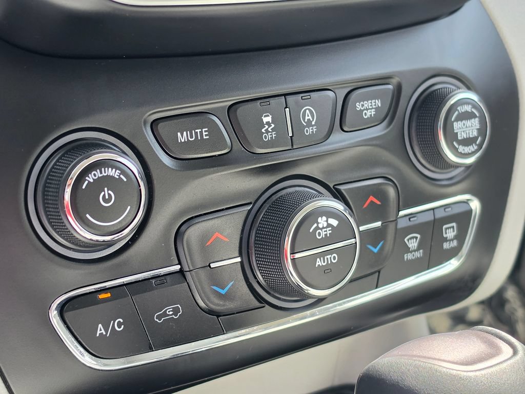 Used 2019 Jeep Cherokee Limited AWD/4WD image 23