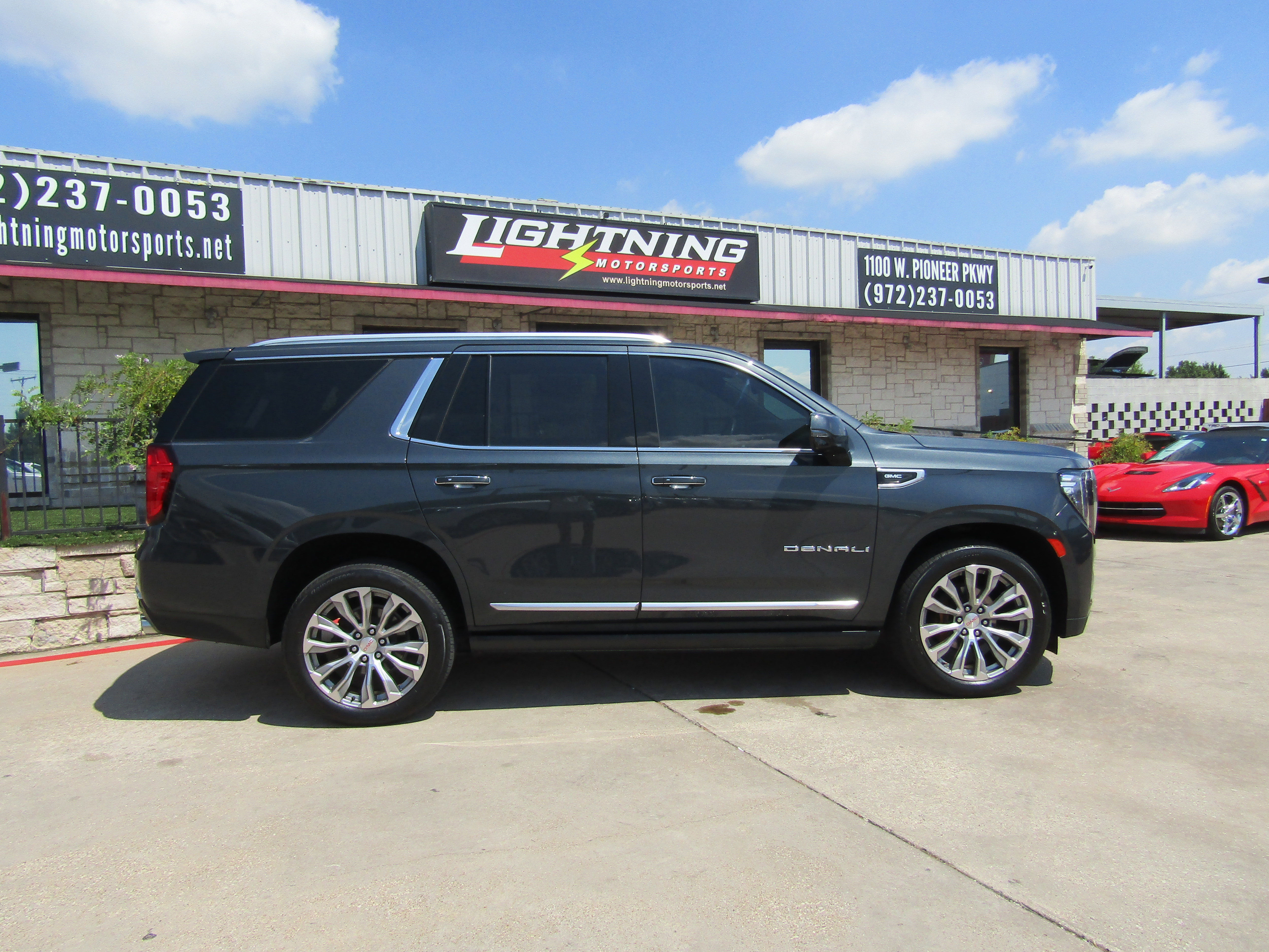 Used 2021 GMC Yukon Denali w/ Denali Premium Package image 5