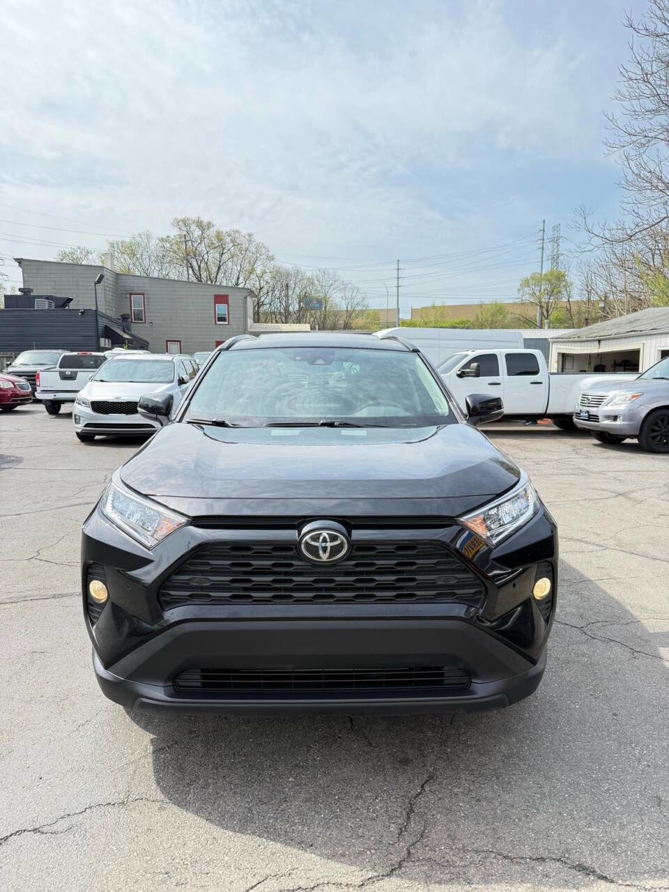 Used 2021 Toyota RAV4 XLE Premium image 3