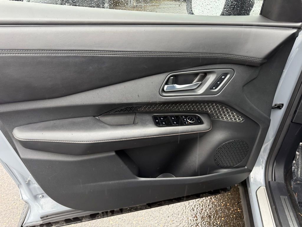 Certified 2023 Nissan Ariya AWD image 13