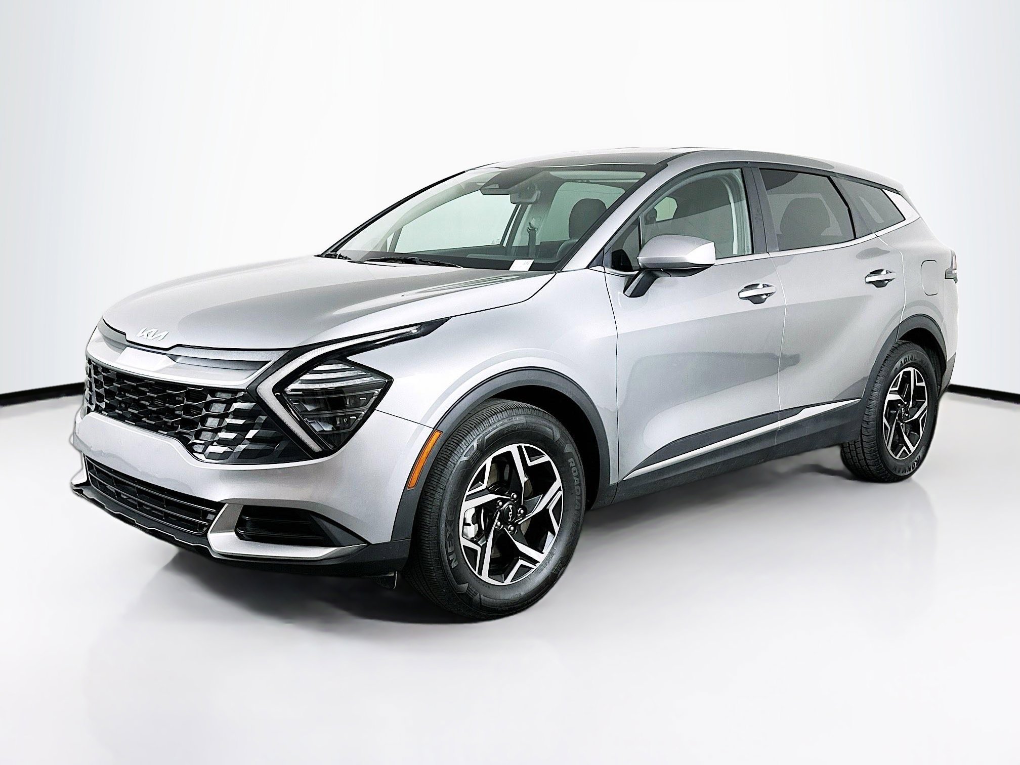 Used 2025 Kia Sportage LX image 3