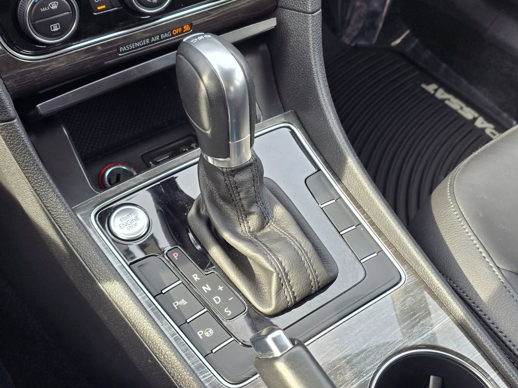 Used 2016 Volkswagen Passat 3.6 SEL Premium image 37