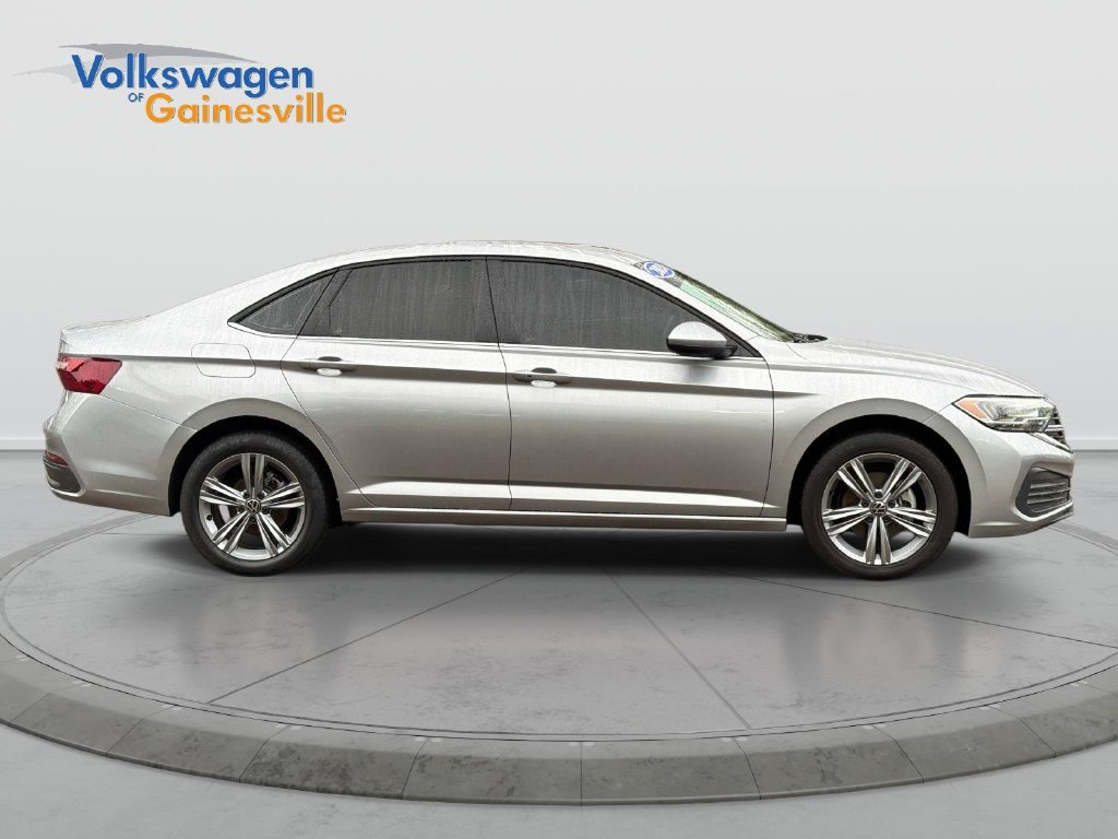 Used 2024 Volkswagen Jetta SE FWD image 2