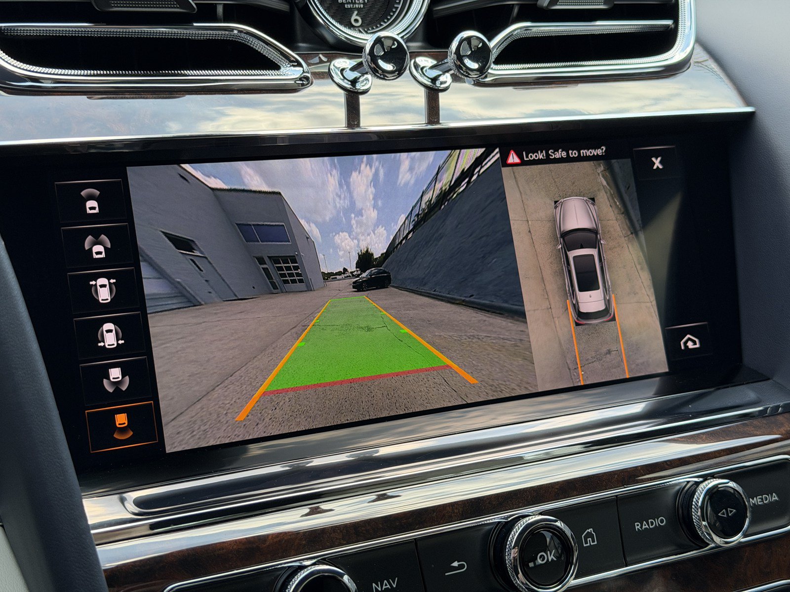 Certified 2023 Bentley Bentayga AWD/4WD image 24
