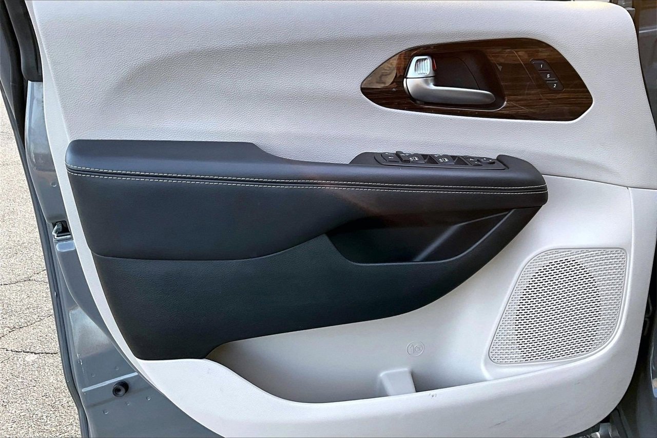 Certified 2023 Chrysler Pacifica Limited image 28