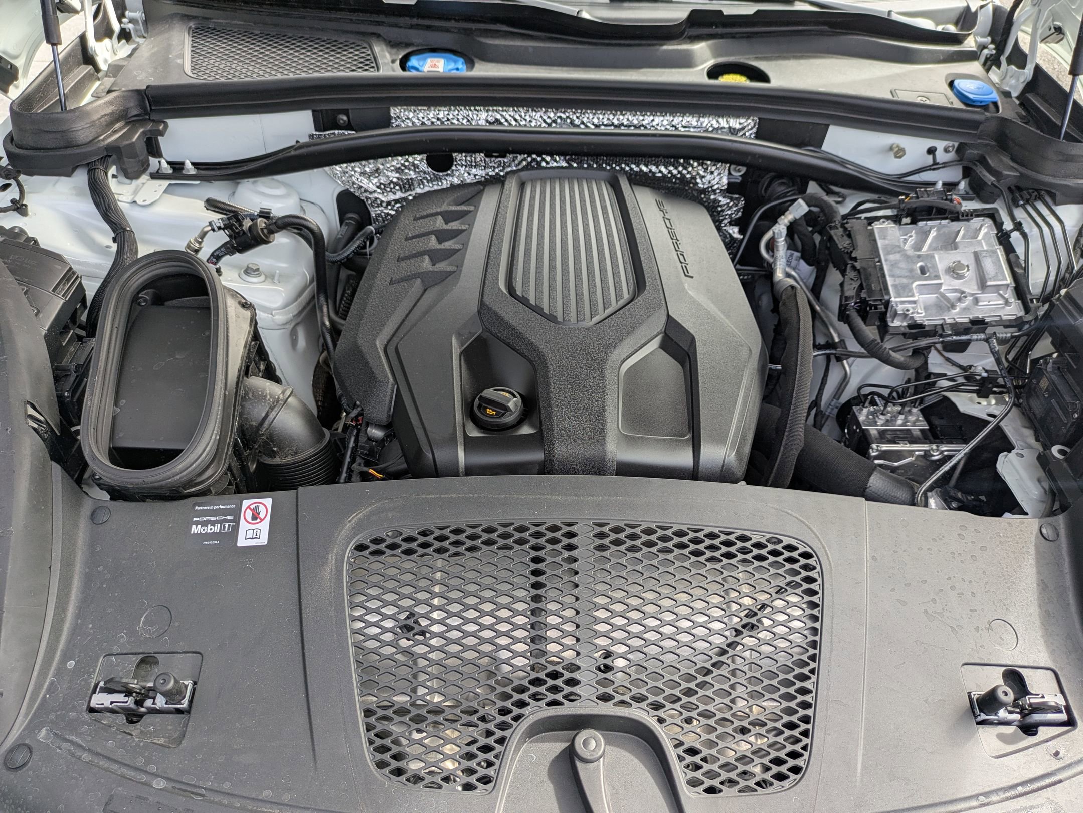 Certified 2025 Porsche Macan image 28