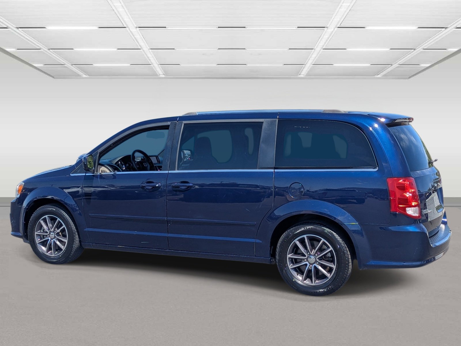 Used 2017 Dodge Grand Caravan SXT w/ Driver Convenience Group FWD image 3