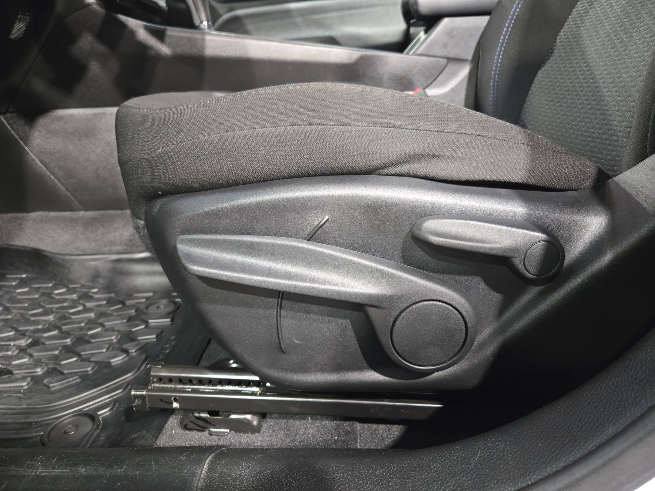 Used 2025 Jeep Compass Sport image 23