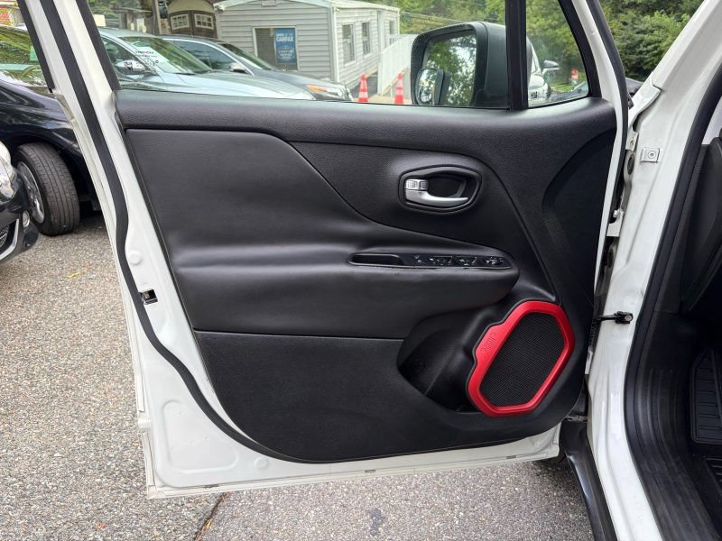 Used 2015 Jeep Renegade Trailhawk AWD/4WD image 17