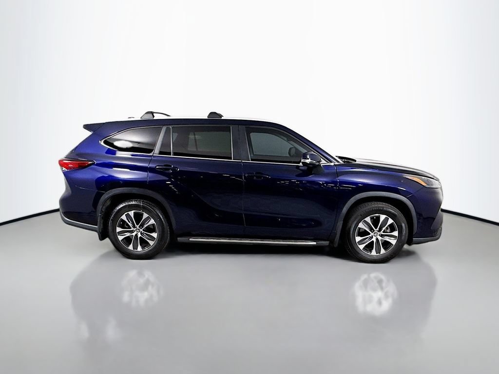 Used 2023 Toyota Highlander XLE FWD image 4