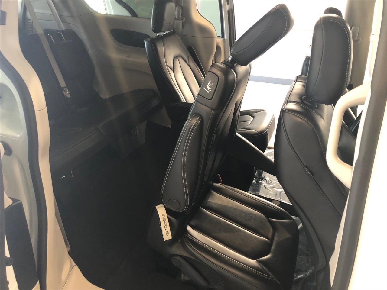 Used 2023 Chrysler Pacifica Touring-L image 15