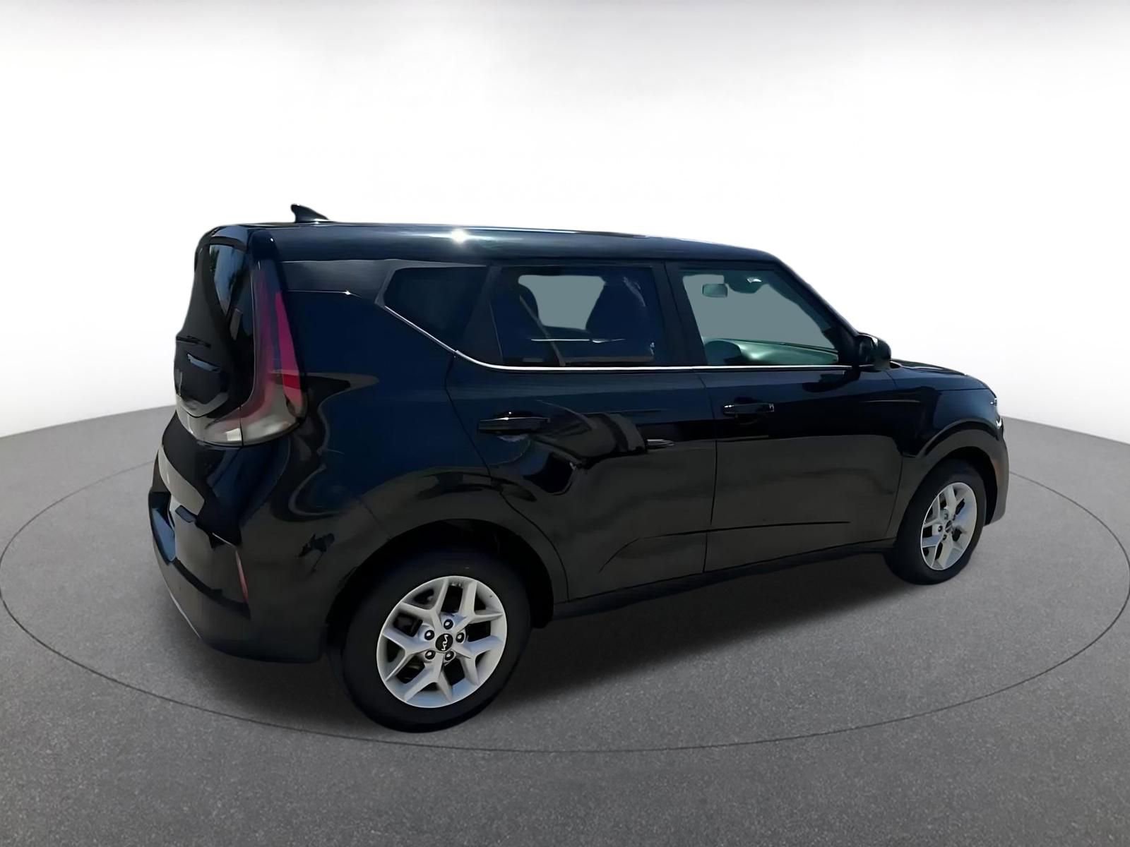 Used 2025 Kia Soul LX w/ LX Technology Package FWD image 15
