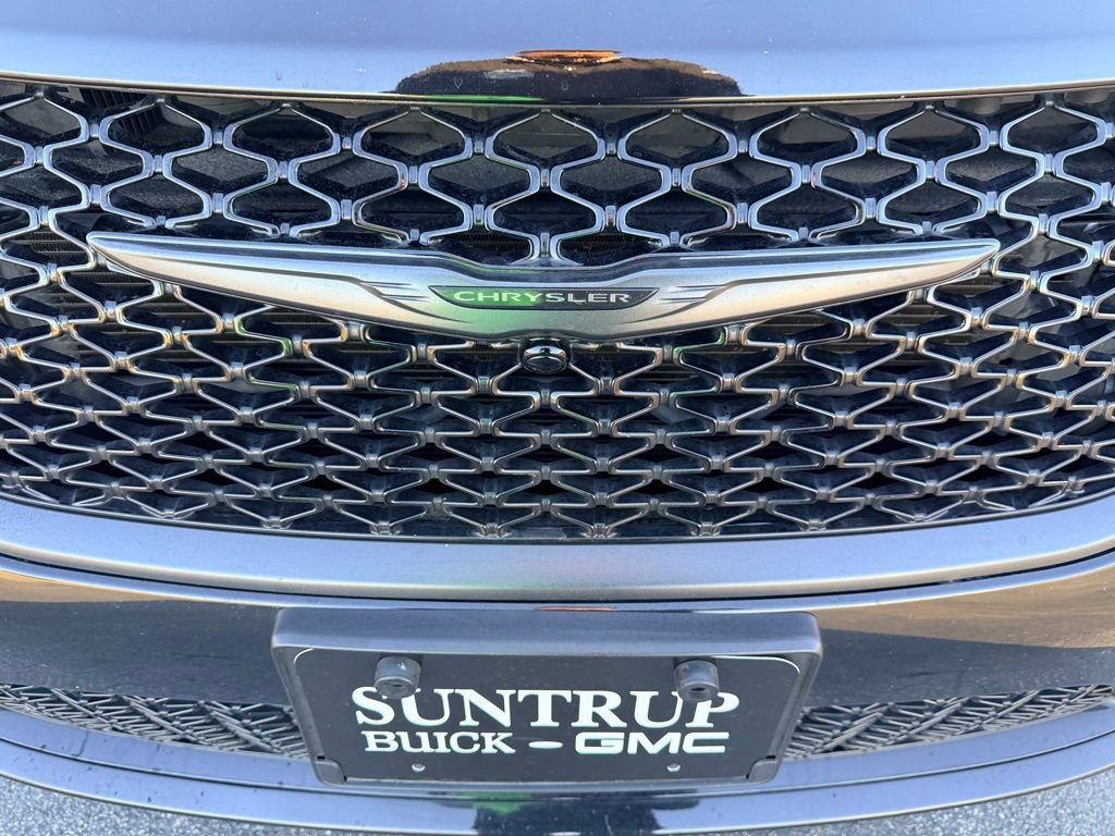 Used 2025 Chrysler Pacifica Limited image 7