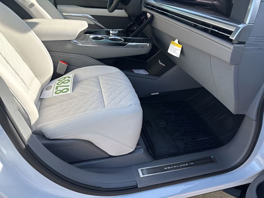 New 2026 Cadillac Escalade IQ Luxury 1 w/ LPO, Floor Liner Package AWD/4WD image 17
