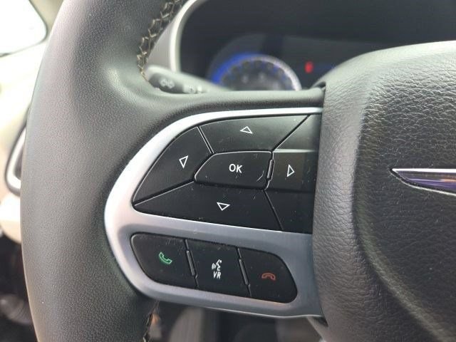 Used 2023 Chrysler Pacifica Touring-L FWD image 18