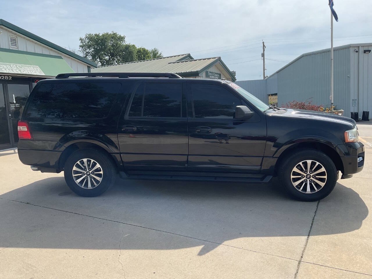 Used 2017 Ford Expedition EL XLT RWD image 2