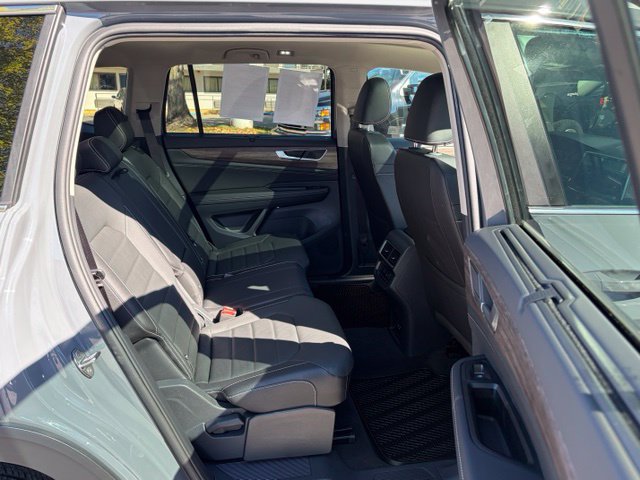 Used 2025 Volkswagen Atlas SEL AWD/4WD image 30