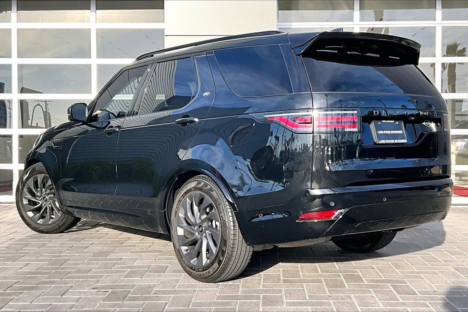 Used 2023 Land Rover Discovery S R-Dynamic image 11