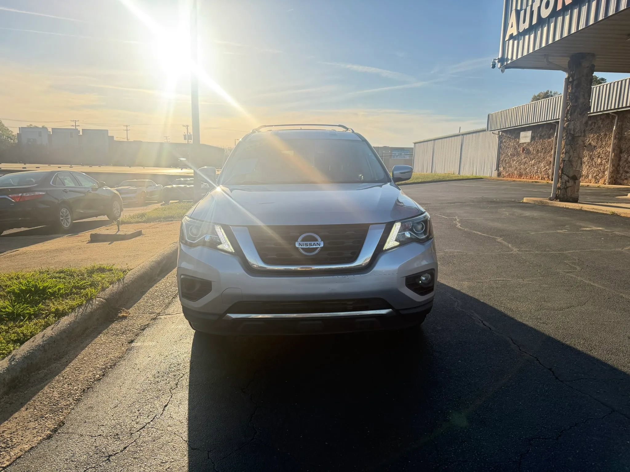 Used 2017 Nissan Pathfinder S image 2