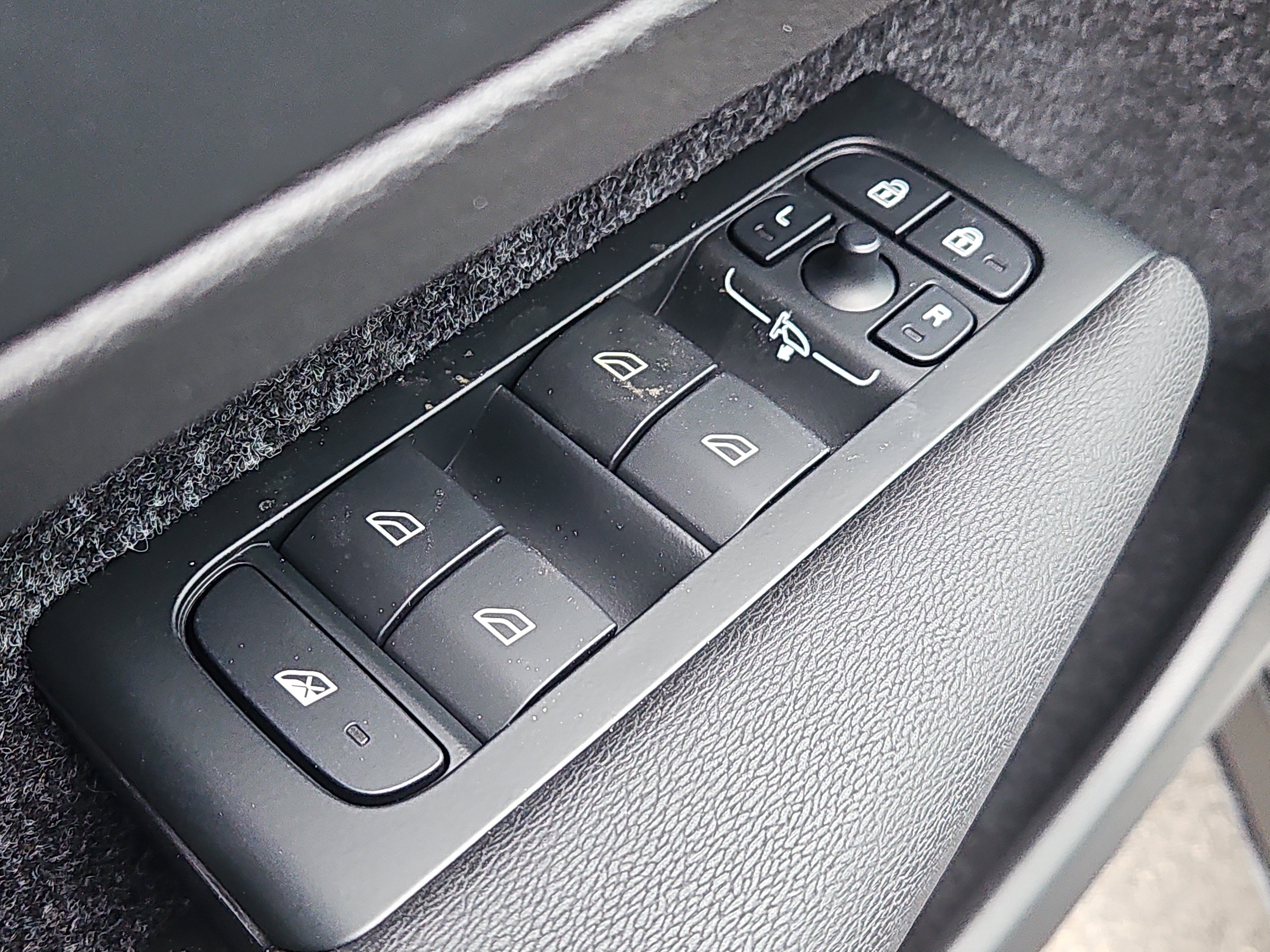 New 2026 Volvo XC40 B5 Plus w/ Protection Package Premier image 19