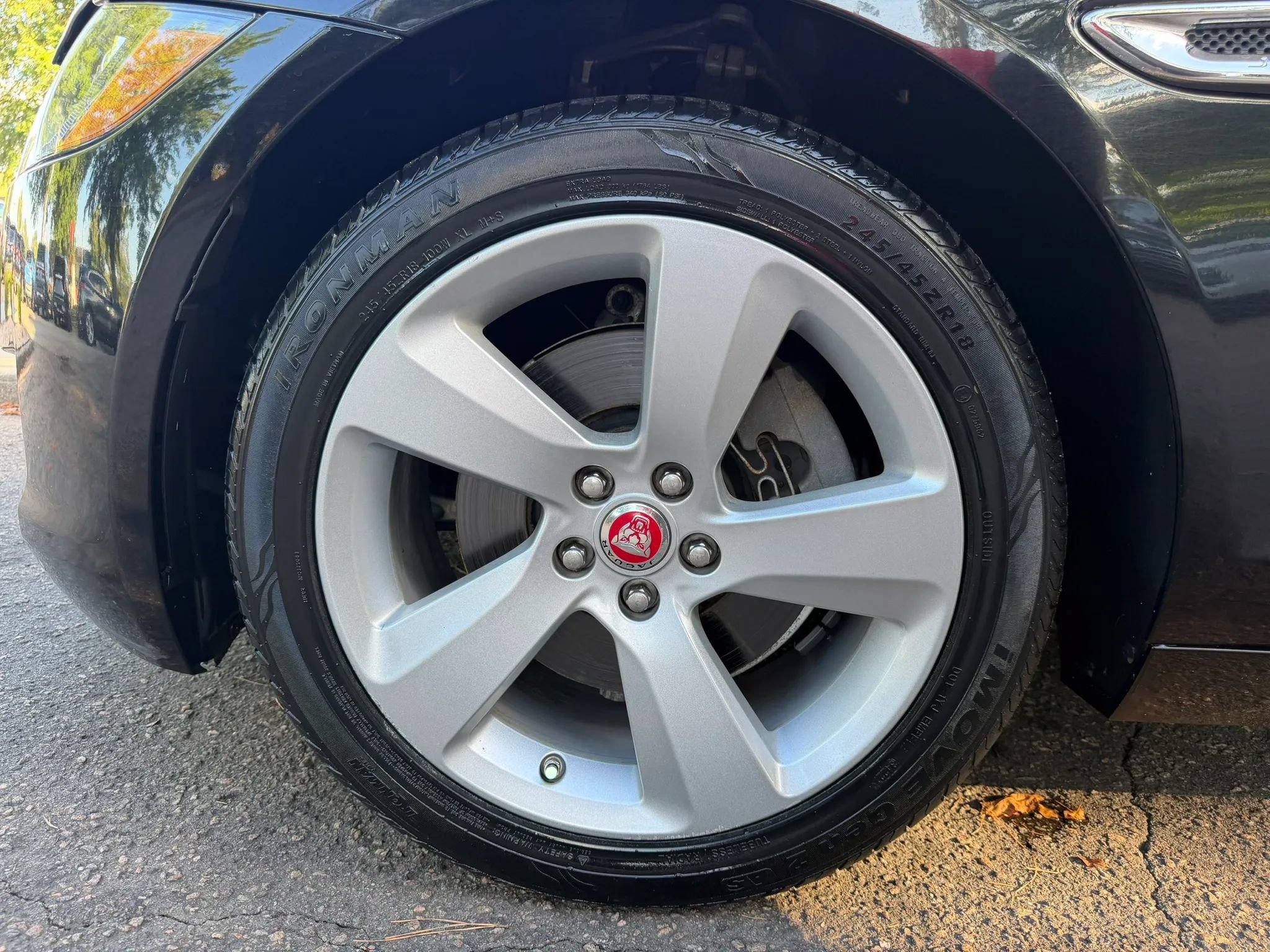 Used 2018 Jaguar XF AWD image 33