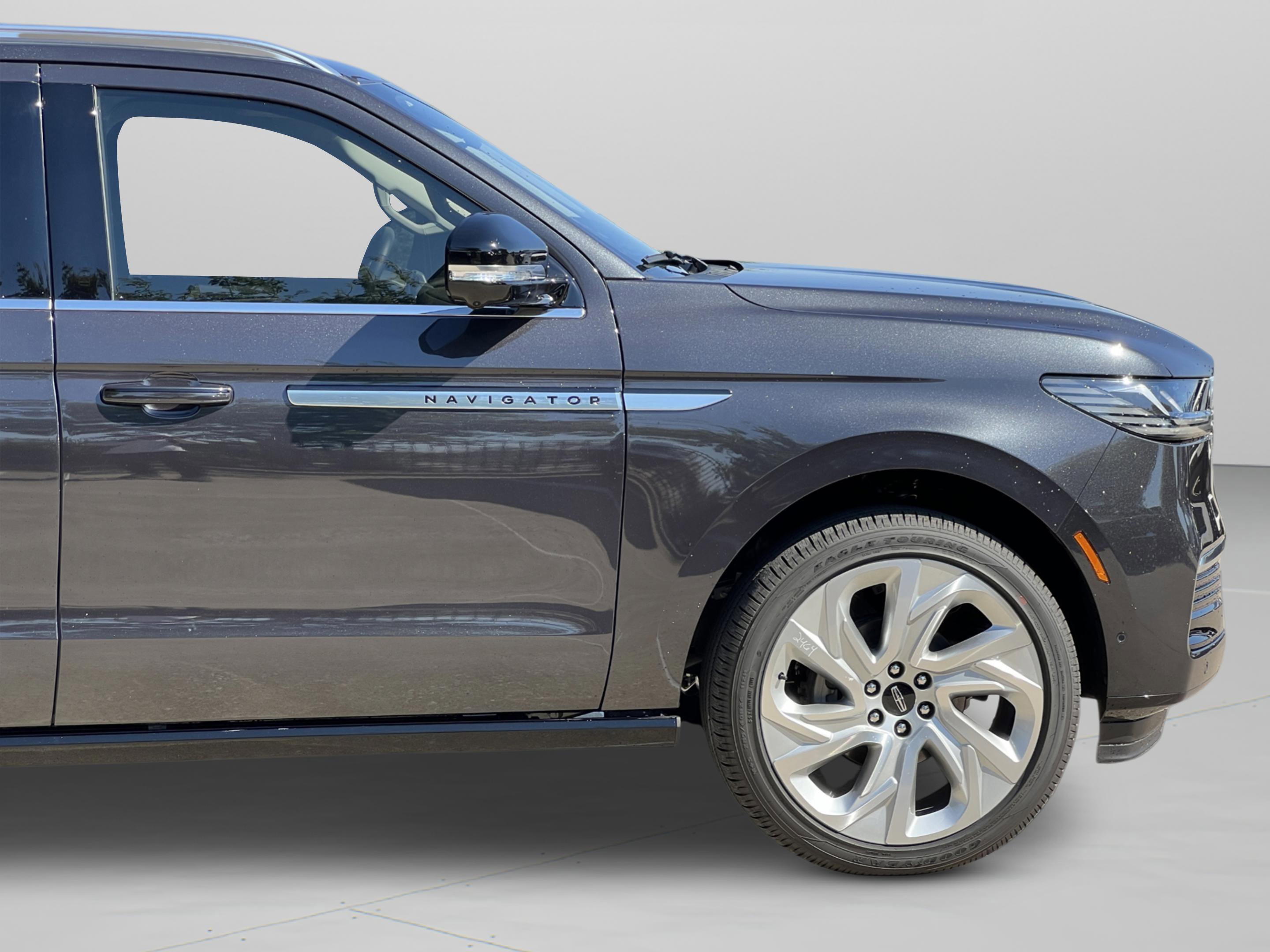 New 2025 Lincoln Navigator L Reserve AWD/4WD image 13