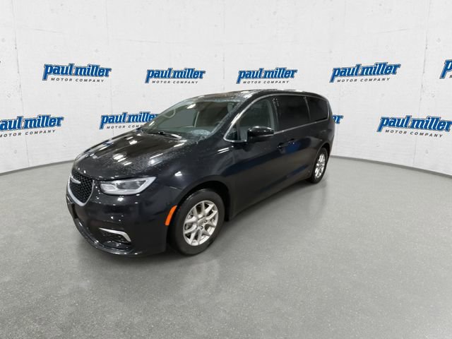 Used 2024 Chrysler Pacifica Touring-L image 5