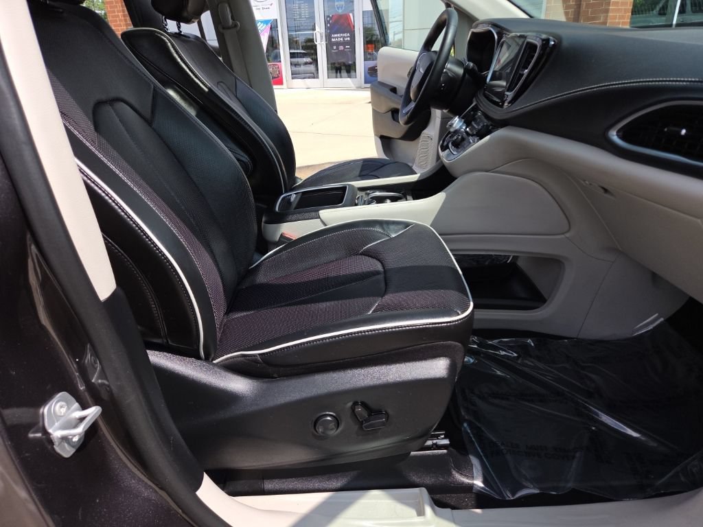 Certified 2023 Chrysler Pacifica Limited w/ Uconnect Theater Family Group AWD/4WD image 27