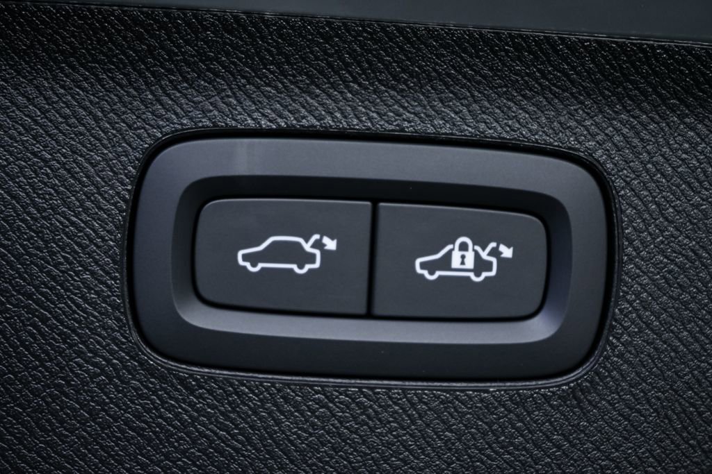 New 2026 Volvo XC90 T8 Plus w/ Protection Package image 34