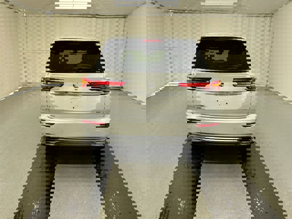 New 2025 Mitsubishi Outlander SE image 8