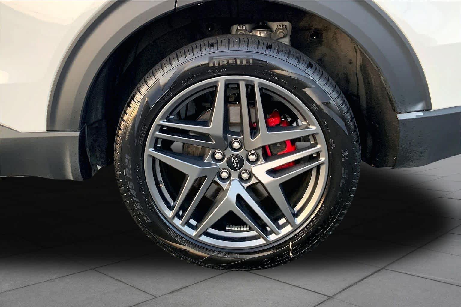 Used 2025 Ford Explorer ST-Line w/ ST-Line Street Pack AWD/4WD image 9