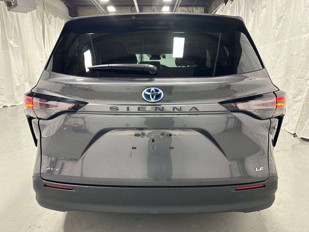 Used 2025 Toyota Sienna LE image 6