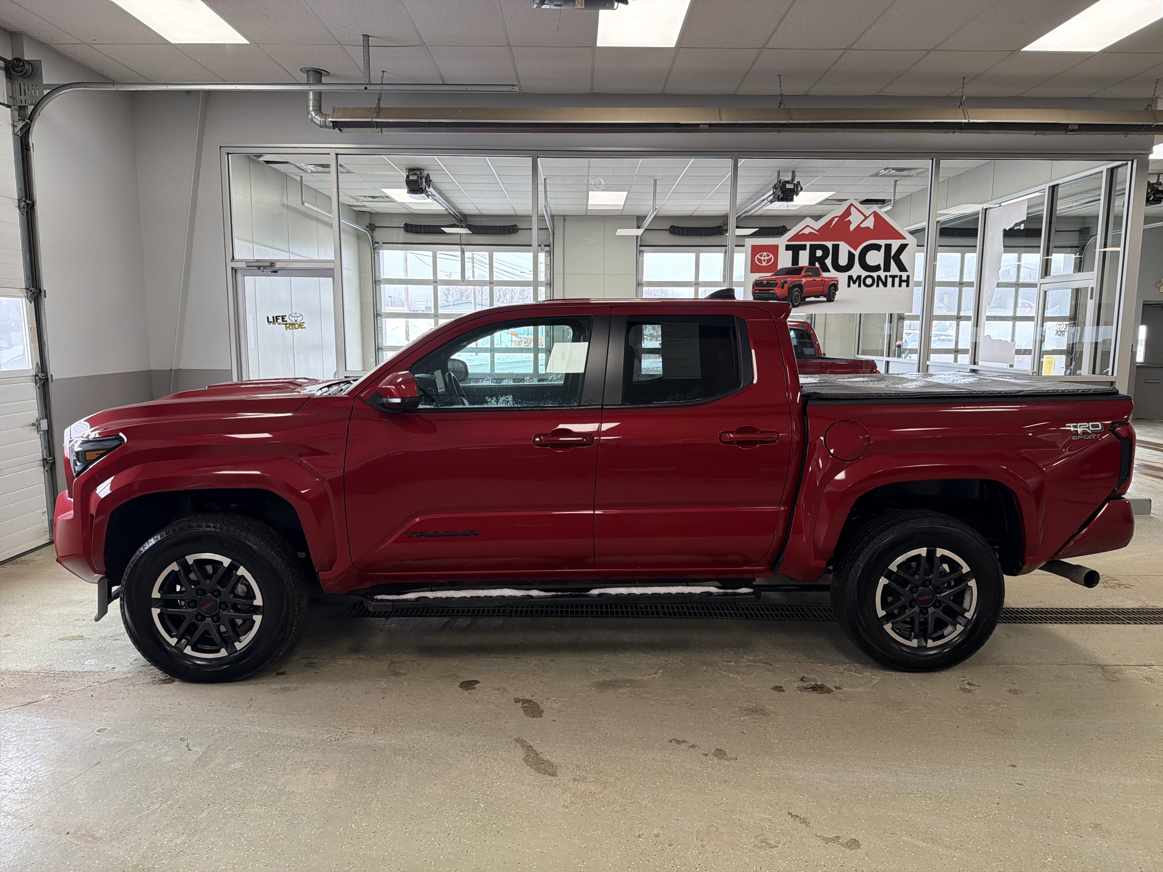 Used 2024 Toyota Tacoma TRD Sport AWD/4WD image 5