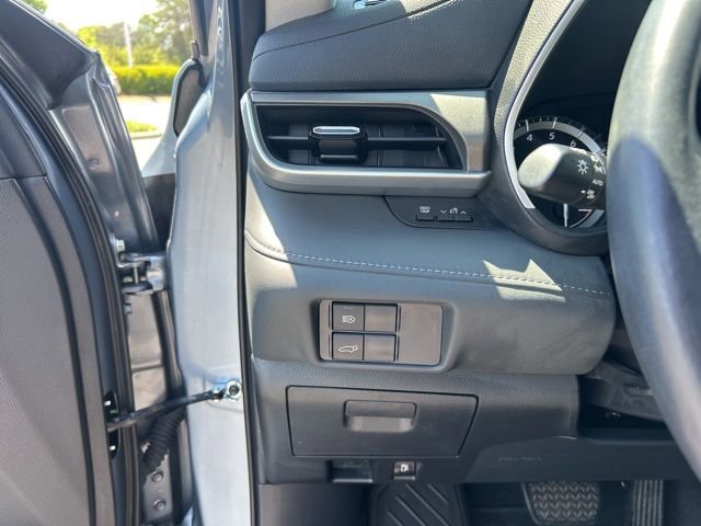 Used 2021 Toyota Highlander XLE FWD image 28
