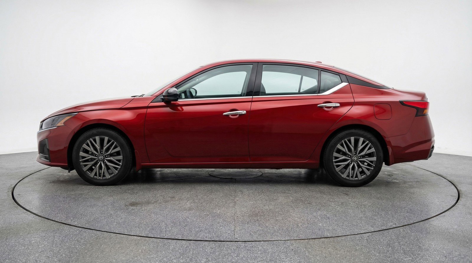 Used 2025 Nissan Altima 2.5 SV FWD image 5