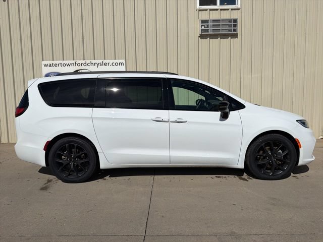 Used 2025 Chrysler Pacifica Limited
