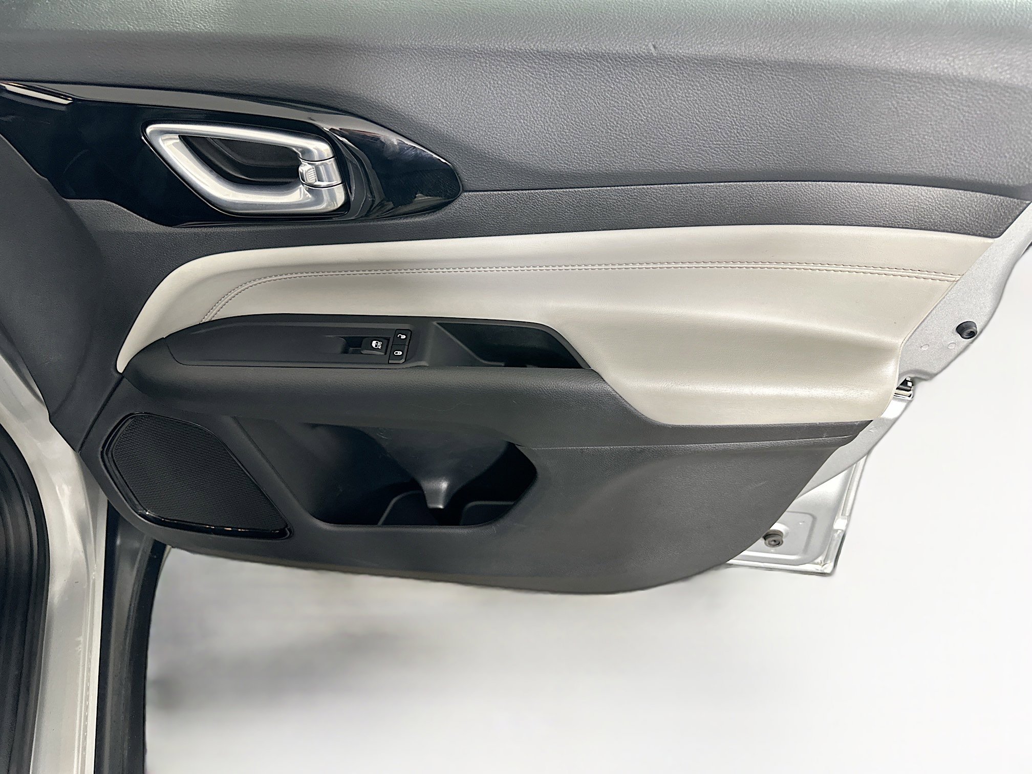 Used 2025 Jeep Compass Limited image 29