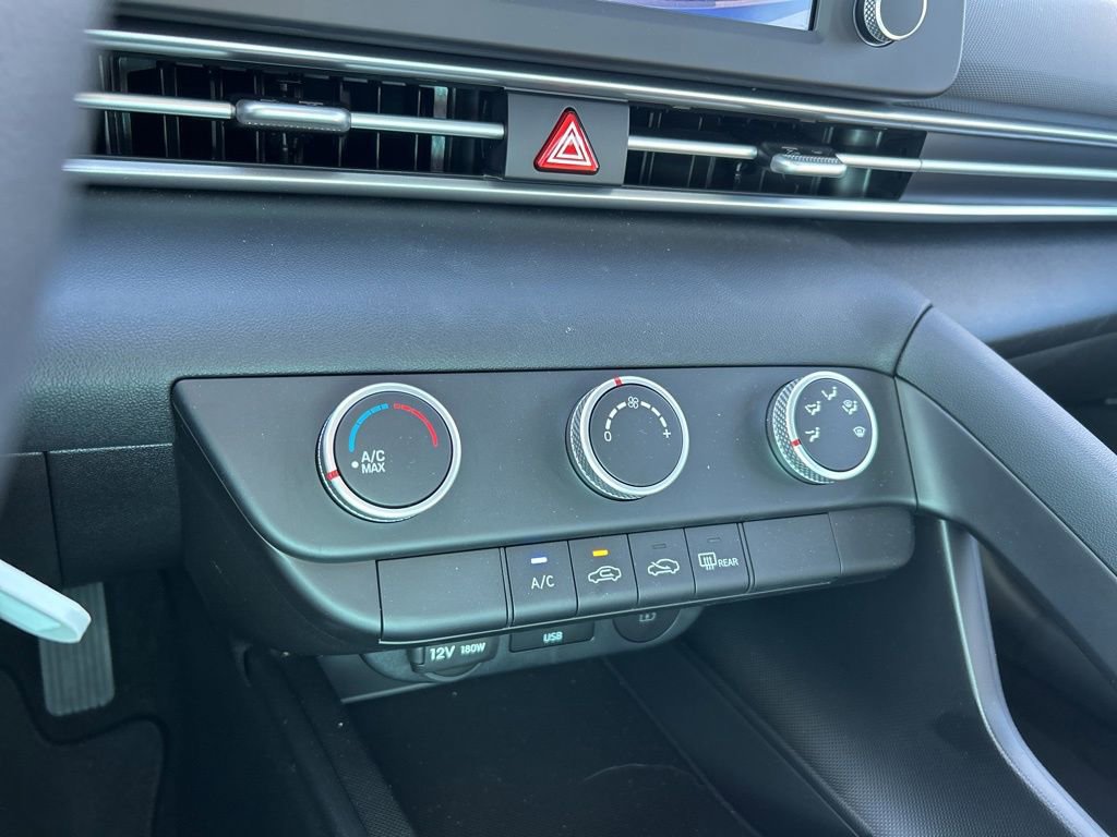 Used 2025 Hyundai Elantra SE image 33