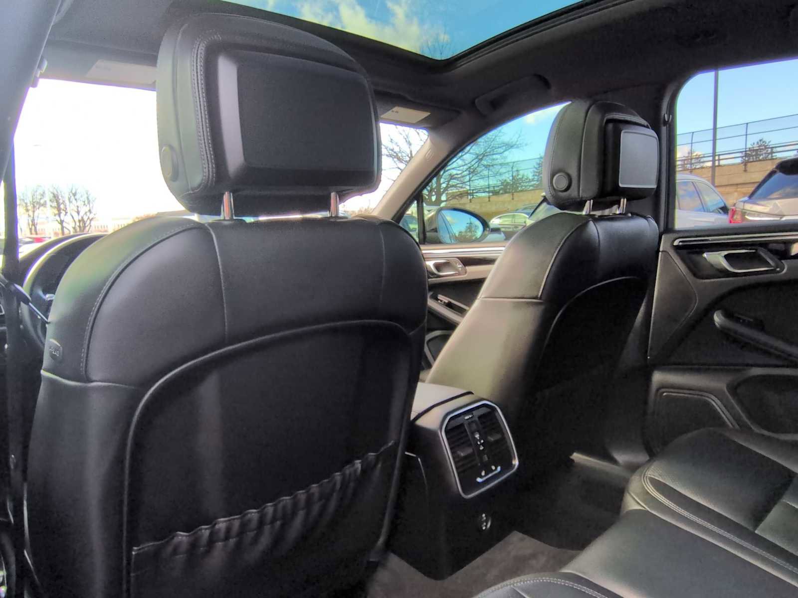 Used 2023 Porsche Macan Turbo image 19