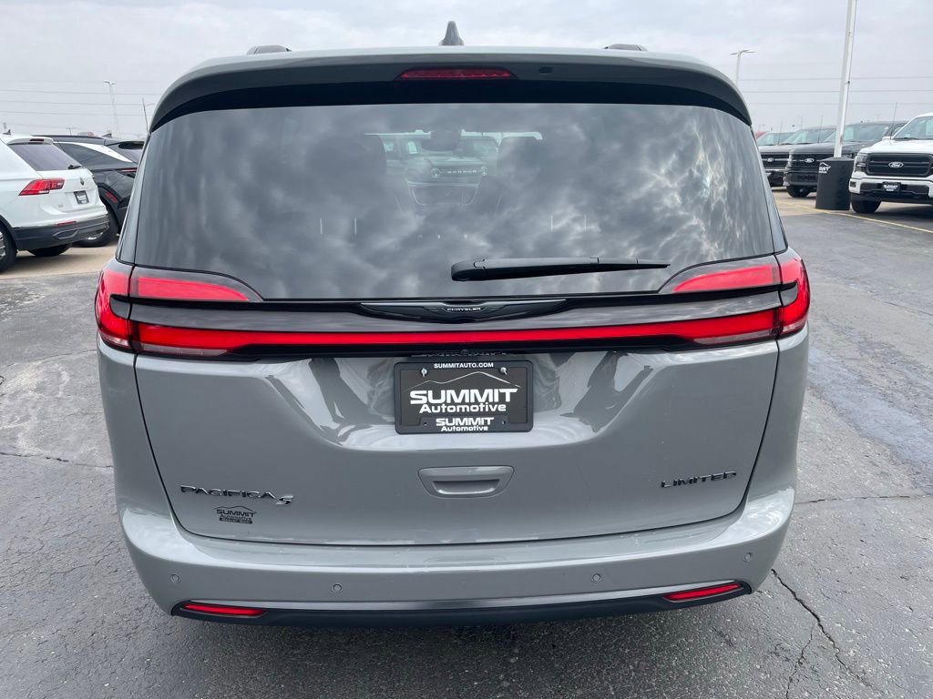 Used 2025 Chrysler Pacifica Limited image 32