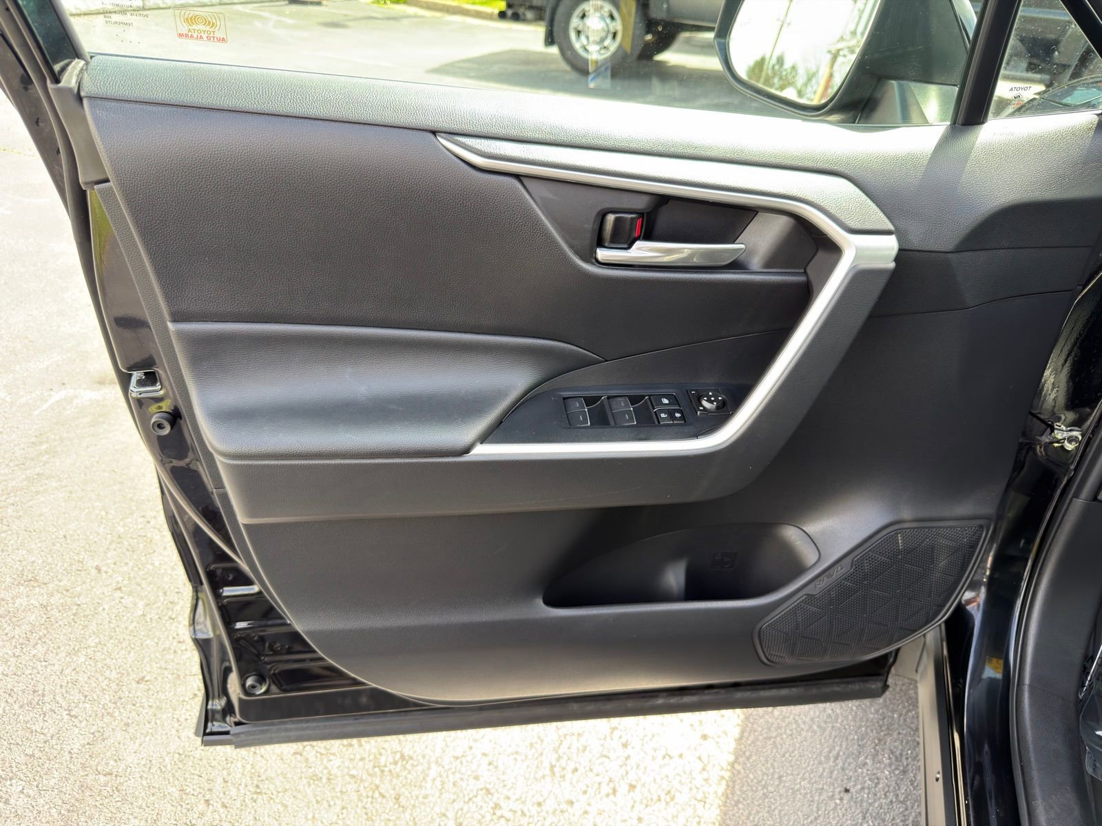 Used 2022 Toyota RAV4 XLE w/ Convenience Package image 11